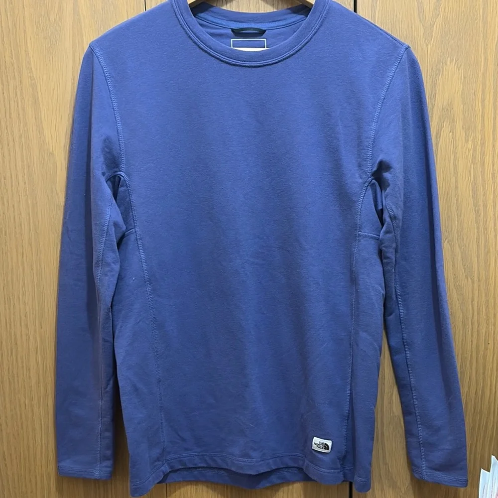 The North Face medium men’s Indigo Crew Neck base layer